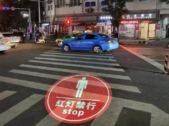 公路交通红绿灯斑马线投影灯